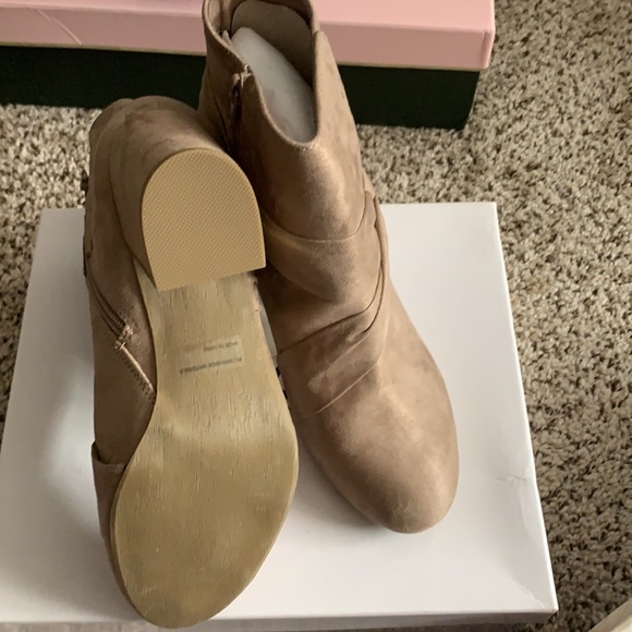 Boots - Picture 3 of 4